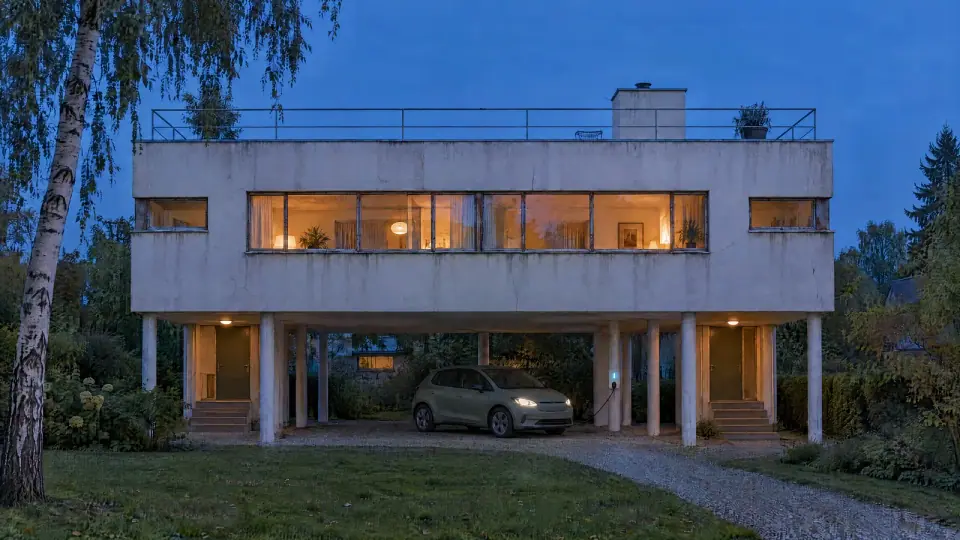 Zweifamilienhaus der Moderne auf Stützen am Abend